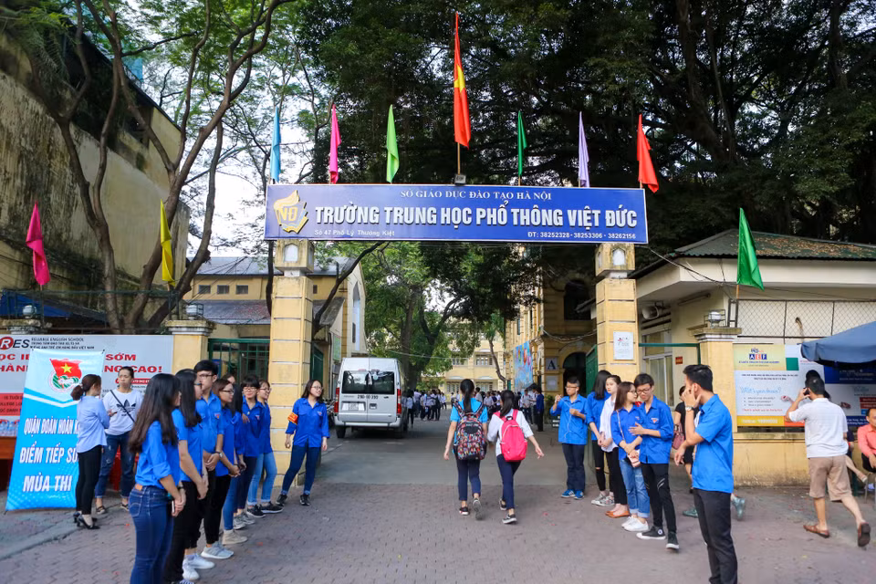 Tại điểm thi trường Trung học phổ thông Việt Đức sáng 9/6, lực lượng thanh niên tình nguyện đã có mặt sớm để hướng dẫn thí sinh cũng như cổ vũ tinh thần các sỹ tử trước 'giờ G.' (Ảnh: Minh Sơn/Vietnam+)