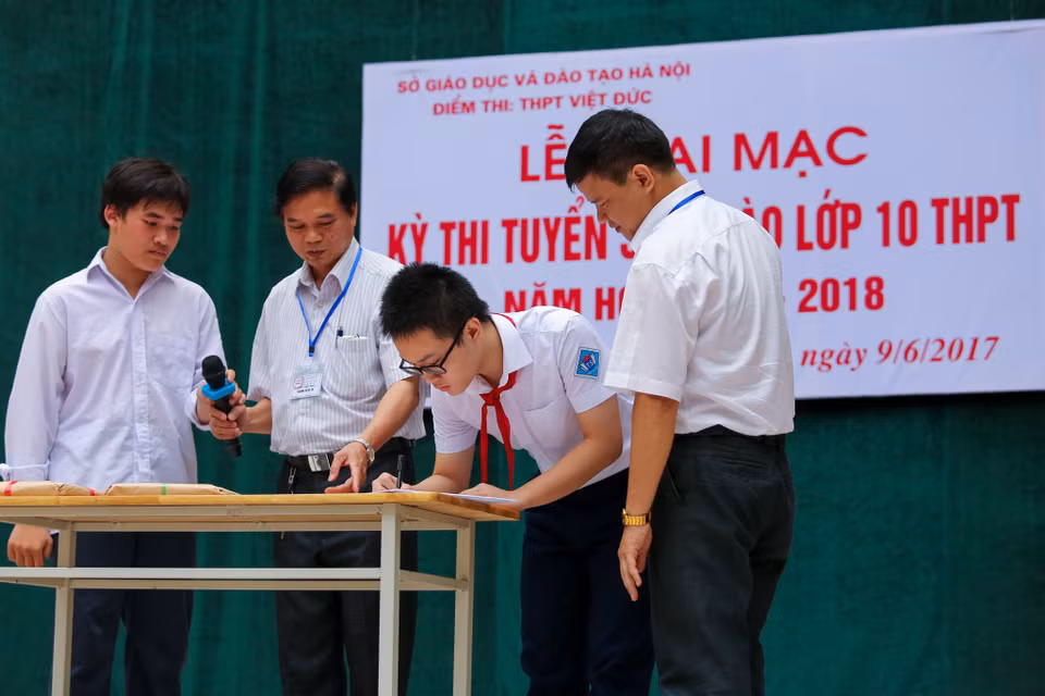 Điểm thi trường Trung học phổ thông Việt Đức cho các thí sinh kiểm tra đề thi được niêm phong rõ ràng. (Ảnh: Minh Sơn/Vietnam+)