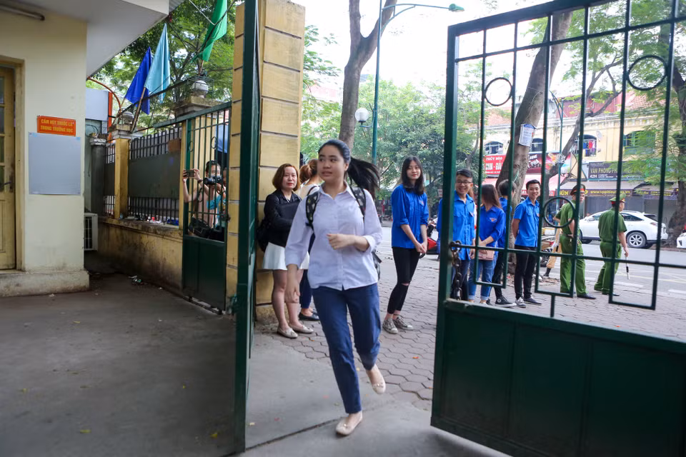 Hôm nay, 9/6, hơn 76.000 học sinh Hà Nội bước vào kỳ thi tuyển sinh lớp 10 Trung học phổ thông năm học 2017-2018. Đây là kỳ thi được đánh giá là căng thẳng hơn kỳ thi THPT quốc gia sắp tới thế nhưng vẫn còn rất nhiều sỹ tử đến muộn. (Ảnh: Minh Sơn/Vietnam+)