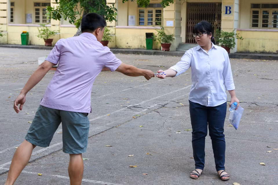 Một số phụ huynh lo lắng đến mức mua thêm bút cho con mình vào thi. (Ảnh: Minh Sơn/Vietnam+)