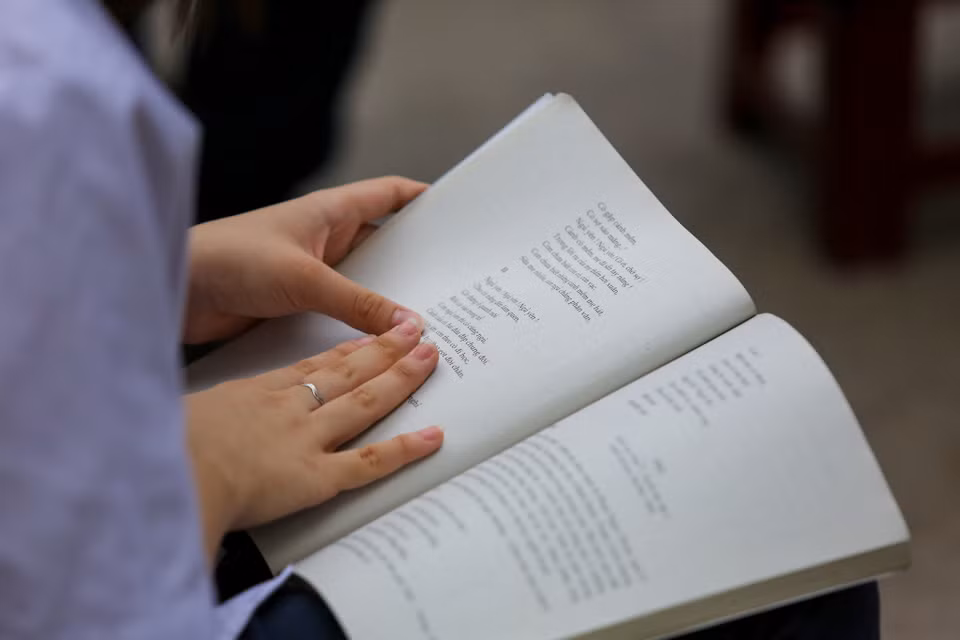 Theo quy chế thi năm nay, nếu thí sinh đến chậm quá 15 phút sau khi có hiệu lệnh tính giờ làm bài, sẽ không được dự thi buổi thi đó. Thí sinh bị ốm trong khi đang thi sẽ được cán bộ coi thi đề nghị cán bộ giám sát thi đưa thí sinh đến y tế của điểm thi và lập biên bản xác nhận. (Ảnh: Minh Sơn/Vietnam+)