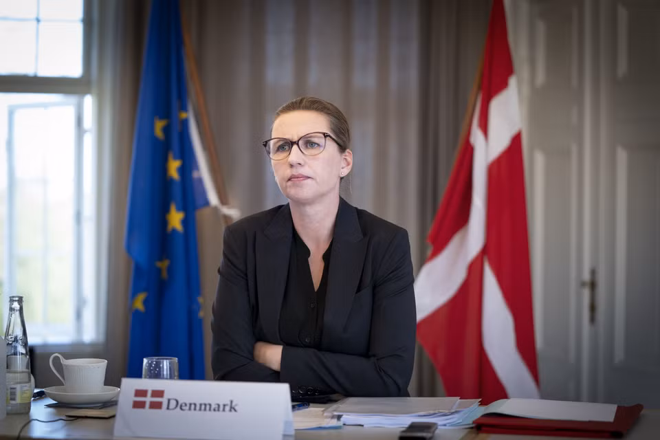 Thủ tướng Đan Mạch Mette Frederiksen dự hội nghị trực tuyến EU. (Ảnh: AFP/TTXVN)