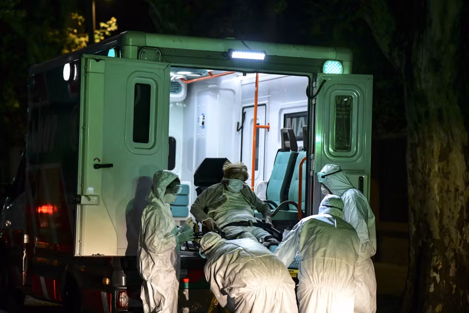 Chuyển bệnh nhân COVID-19 tới bệnh viện ở Buenos Aires, Argentina. (Nguồn: AFP/TTXVN)