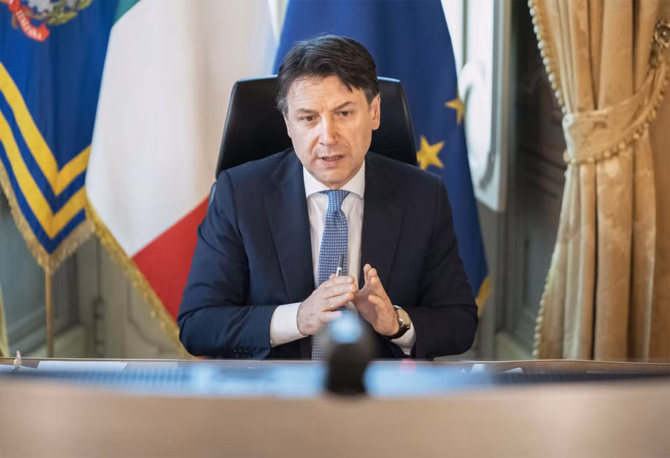 Thủ tướng Italy Giuseppe Conte dự hội nghị trực tuyến EU. (Ảnh: AFP/TTXVN)