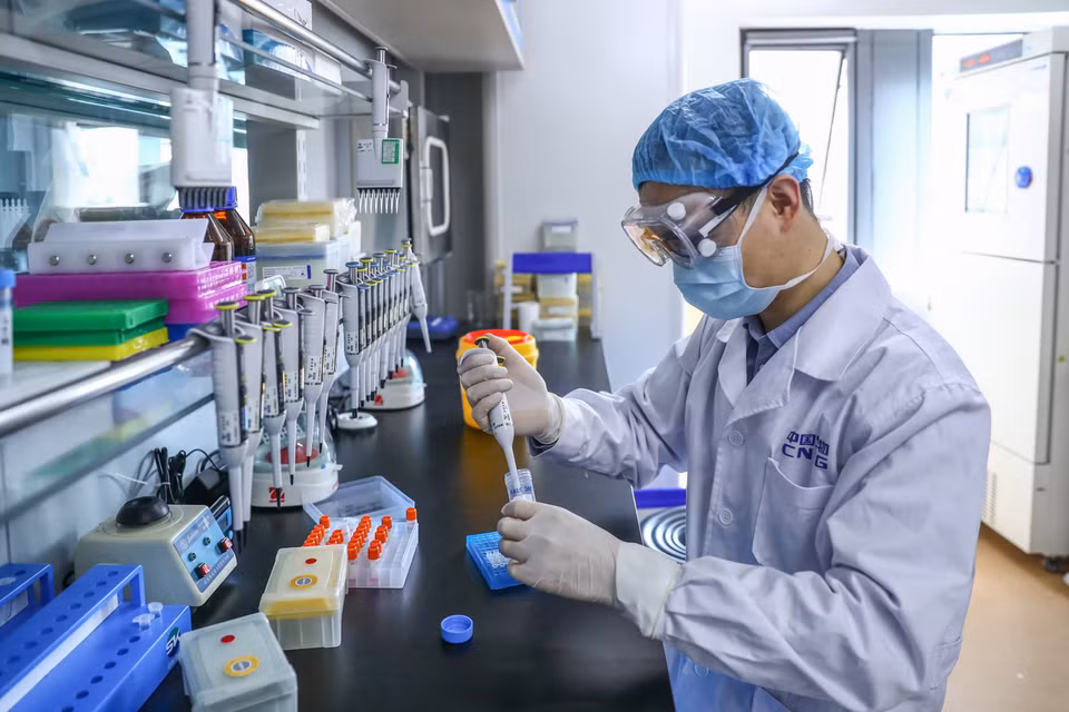 Tại Trung Quốc, các nhà khoa học bắt đầu thử nghiệm lâm sàng 2 loại vắcxin bất hoạt phòng dịch COVID-19 do Công ty Biotec (CNBG) thuộc Tập đoàn dược phẩm Sinopharm bào chế. (Nguồn: THX/TTXVN) 