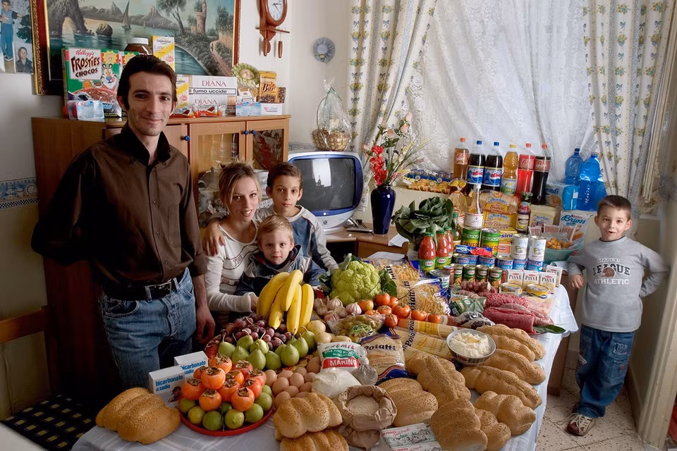 Italy:cá, mỳ ống với ragu, xúc xích, thanh cá đông lạnh.(Nguồn: Time)