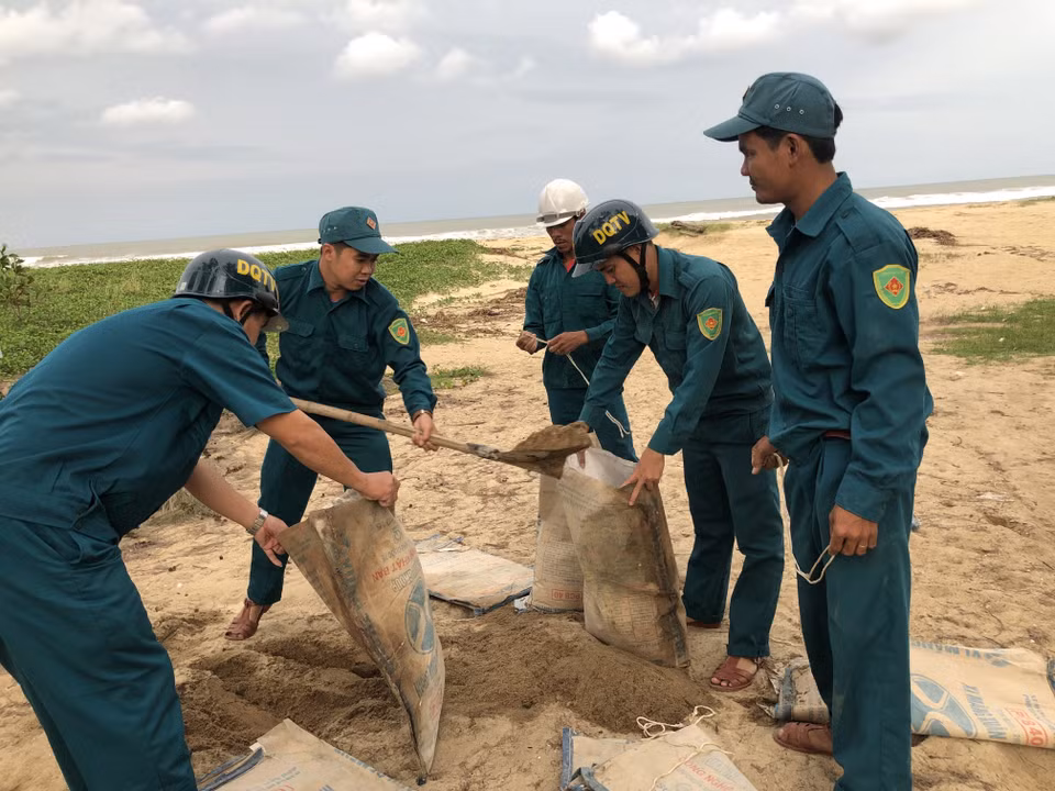 Người dân xã Bình Hải, Bình Sơn, Quảng Ngãi gia cố nhà cửa phòng, chống bão số 9. (Ảnh: TTXVN phát)