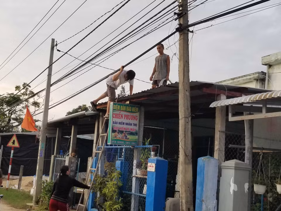 Người dân xã đảo Tam Hải, huyện Núi Thành chằng chống nhà cửa. (Ảnh: Đoàn Hữu Trung/TTXVN)