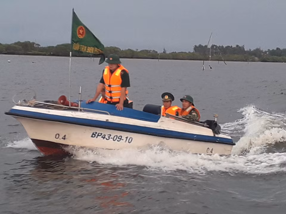 Bộ đội Biên phòng Quảng Nam vận động và kêu gọi người dân đưa phương tiện tàu thuyền vào nơi trú ẩn an toàn. (Ảnh: Đoàn Hữu Trung/TTXVN)