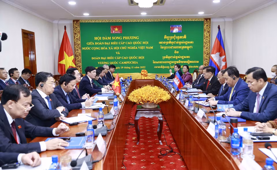 Chủ tịch Quốc hội Vương Đình Huệ hội đàm với Chủ tịch Quốc hội Campuchia Samdech Heng Samrin. (Ảnh: Doãn Tấn/TTXVN)