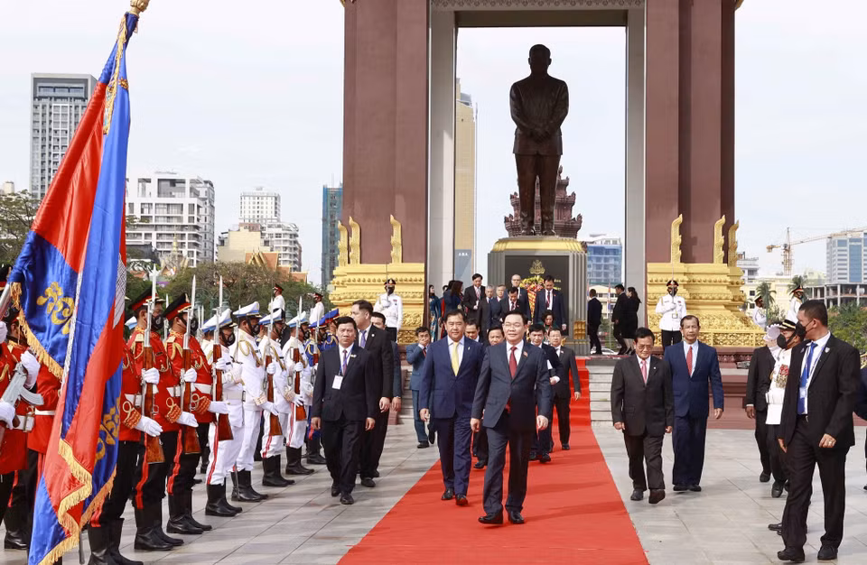 Chủ tịch Quốc hội Vương Đình Huệ đến đặt vòng hoa tại Tượng đài cố Quốc vương Norodom Sihanouk. (Ảnh: Doãn Tấn/TTXVN)