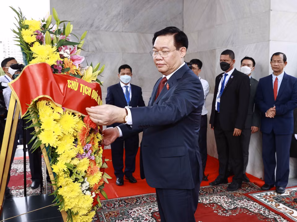 Chủ tịch Quốc hội Vương Đình Huệ dẫn đầu đoàn đại biểu cấp cao Quốc hội Việt Nam đến đặt hoa tại Đài Độc lập. (Ảnh: Doãn Tấn/TTXVN)