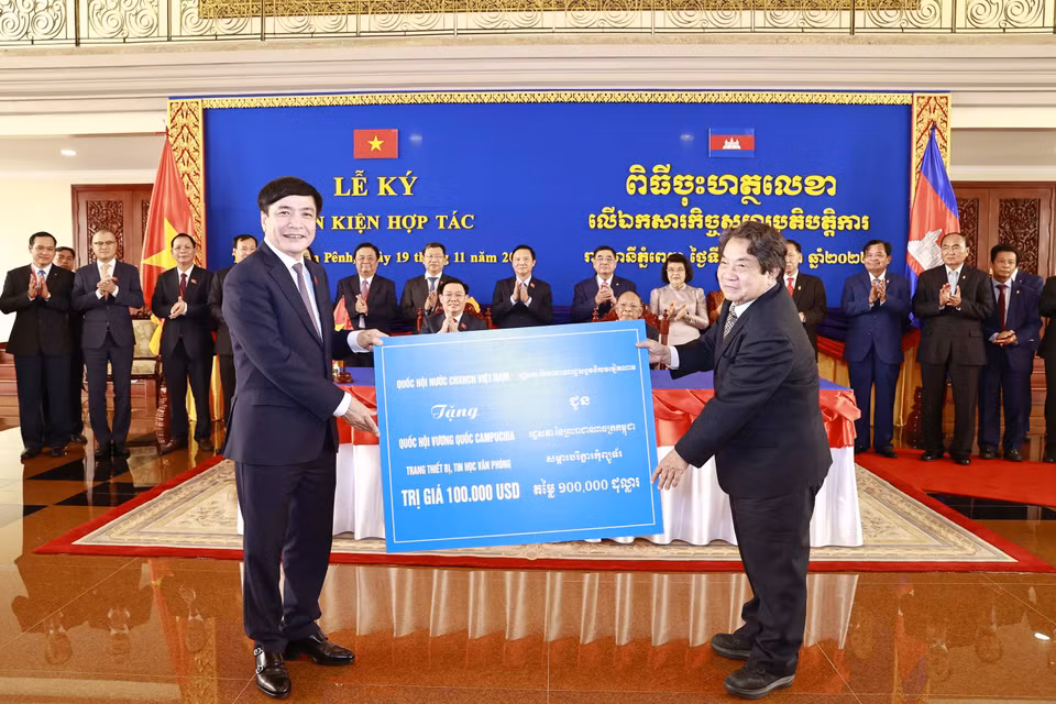 Chủ tịch Quốc hội Vương Đình Huệ và Chủ tịch Quốc hội Campuchia Samdech Heng Samrin chứng kiến nghi thức trao tượng trưng Quà của Quốc hội Việt Nam tặng Quốc hội Campuchia. (Ảnh: Doãn Tấn/TTXVN)