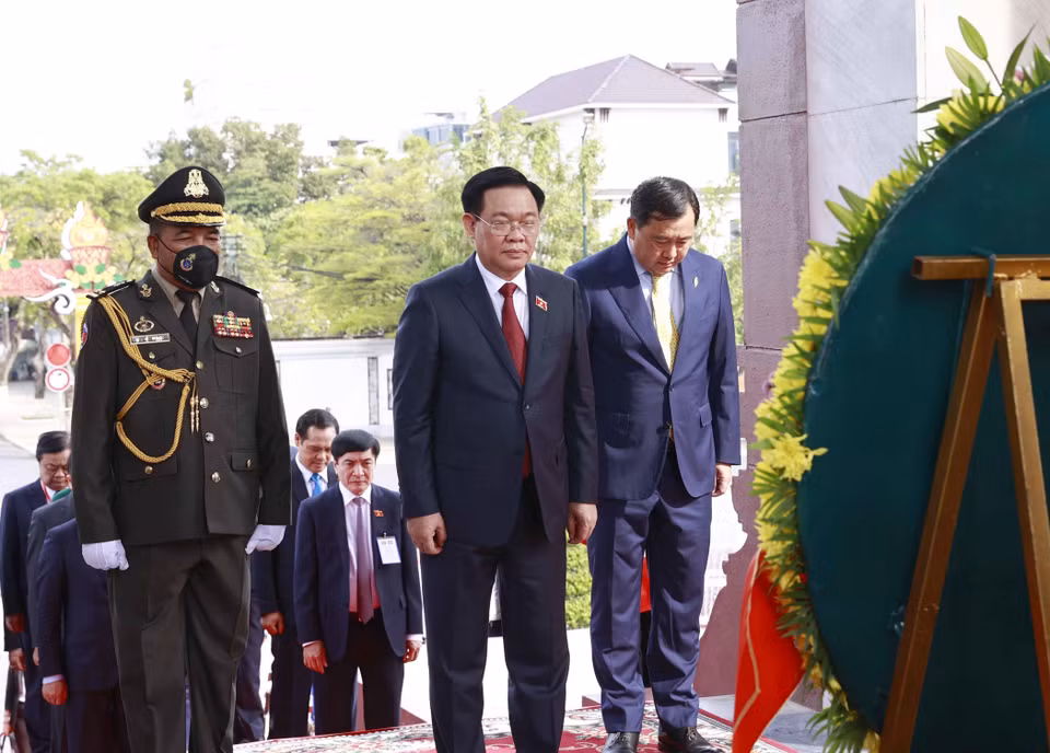 Hình ảnh Chủ tịch Quốc hội Vương Đình Huệ đặt hoa tại Đài Độc lập. (Ảnh: Doãn Tấn/TTXVN)