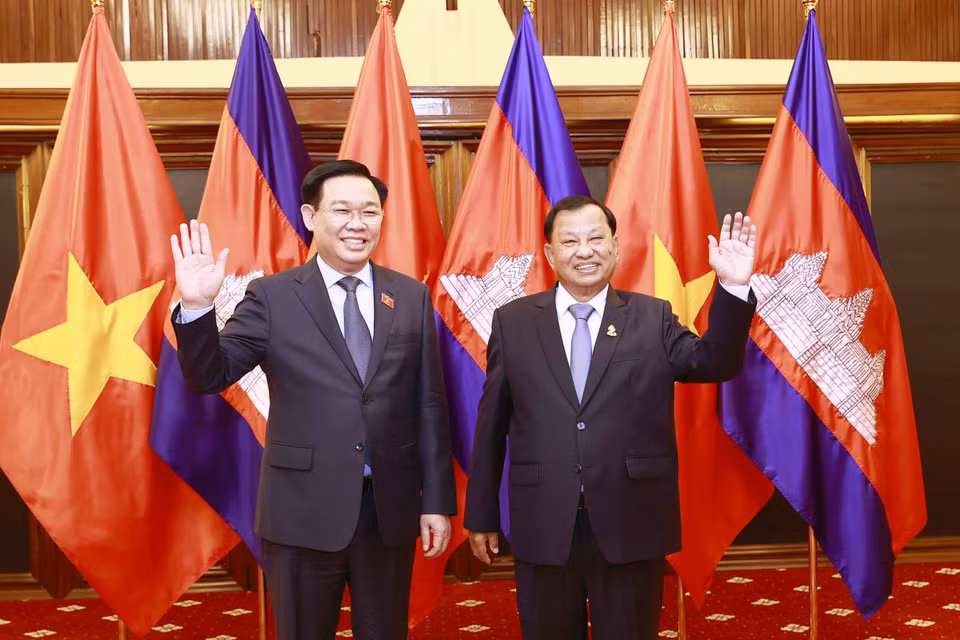 Chủ tịch Quốc hội Vương Đình Huệ và Chủ tịch Thượng viện Campuchia Samdech Say Chhum chụp ảnh chung. (Ảnh: Doãn Tấn/TTXVN)