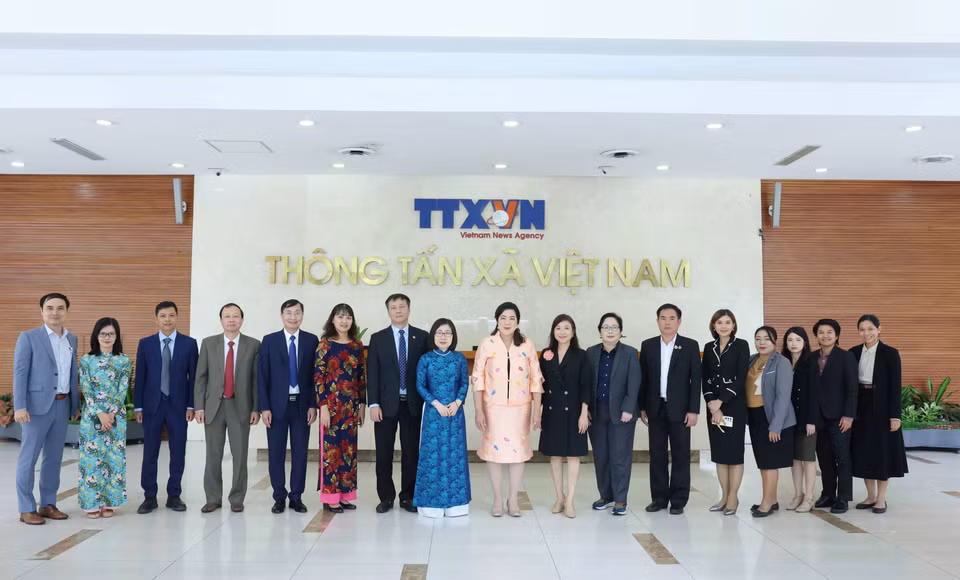 Đại biểu hai đoàn chụp ảnh chung. (Ảnh: Phương Hoa/ TTXVN)
