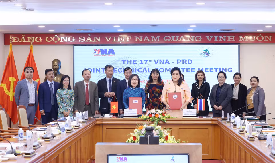 Phó Tổng Giám đốc Thông tấn xã Việt Nam Đoàn Thị Tuyết Nhung và Tổng Giám đốc PRD Sudruetai Lertkasem trao bản ghi nhớ hợp tác giữa hai cơ quan. (Ảnh: Phương Hoa/TTXVN)