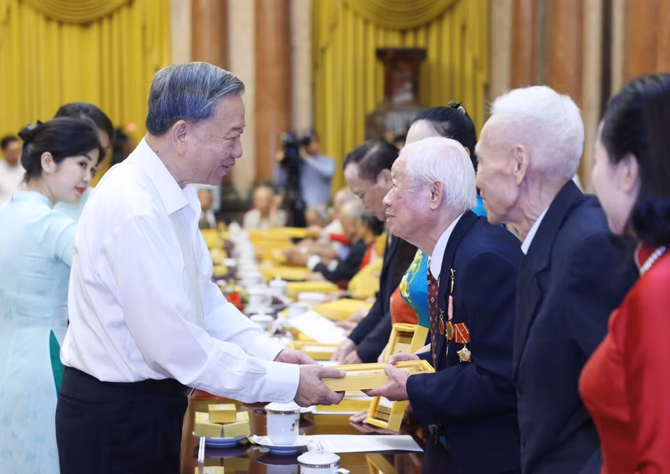 Tổng Bí thư, Chủ tịch nước Tô Lâm tặng ảnh chân dung Chủ tịch Hồ Chí Minh cho các cán bộ từng phục vụ Người tại Phủ Chủ tịch giai đoạn 1954-1969. (Ảnh: Lâm Khánh/ TTXVN)