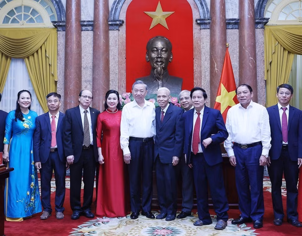 Tổng Bí thư, Chủ tịch nước Tô Lâm với các cán bộ từng phục vụ Chủ tịch Hồ Chí Minh tại Phủ Chủ tịch giai đoạn 1954-1969. (Ảnh: Lâm Khánh/TTXVN)