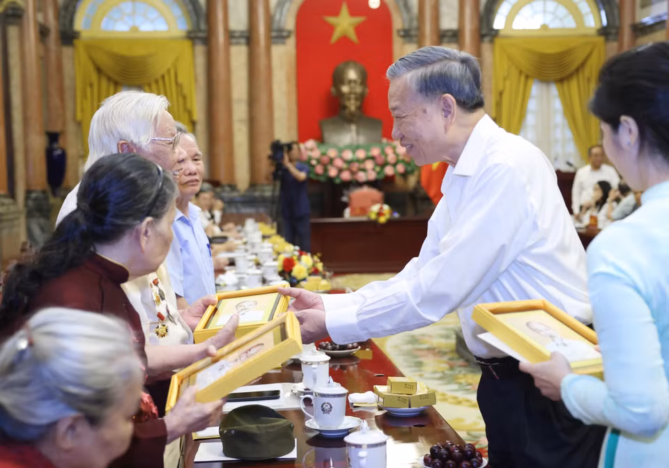 Tổng Bí thư, Chủ tịch nước Tô Lâm tặng ảnh chân dung Chủ tịch Hồ Chí Minh cho các cán bộ từng phục vụ Người tại Phủ Chủ tịch giai đoạn 1954-1969. (Ảnh: Lâm Khánh/ TTXVN)