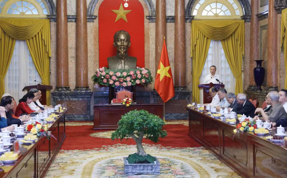 Tổng Bí thư, Chủ tịch nước Tô Lâm nói chuyện với các cán bộ từng phục vụ Chủ tịch Hồ Chí Minh tại Phủ Chủ tịch giai đoạn 1954-1969. (Ảnh: Lâm Khánh/TTXVN)
