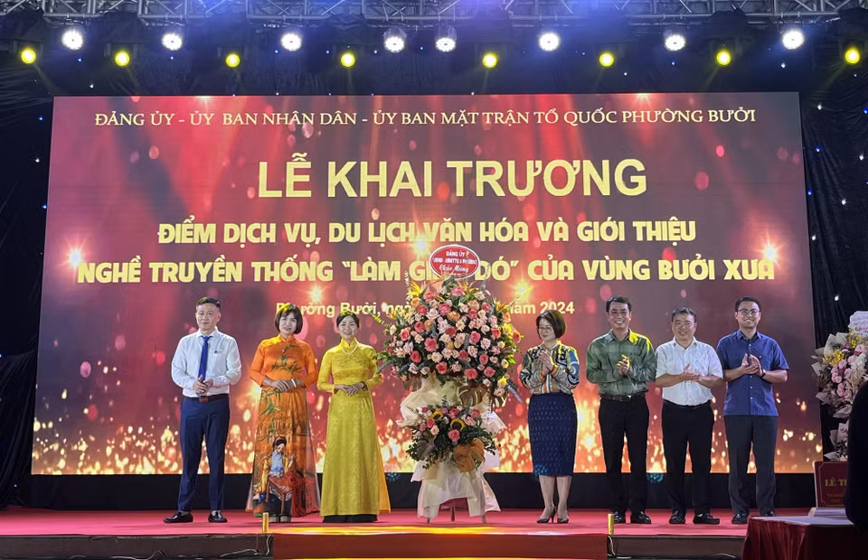 Khai trương Điểm dịch vụ, du lịch văn hóa và giới thiệu nghề truyền thống làm giấy Dó của vùng Bưởi xưa.(Ảnh: Minh Ngọc/TTXVN phát)