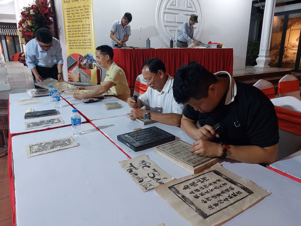 Khắc mộc bản để in trên giấy Dó. (Ảnh: Minh Ngọc/TTXVN phát)