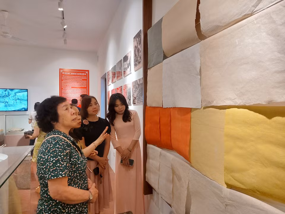 Du khách tham quan các sản phẩm giấy Dó. (Ảnh: Minh Ngọc/TTXVN phát)