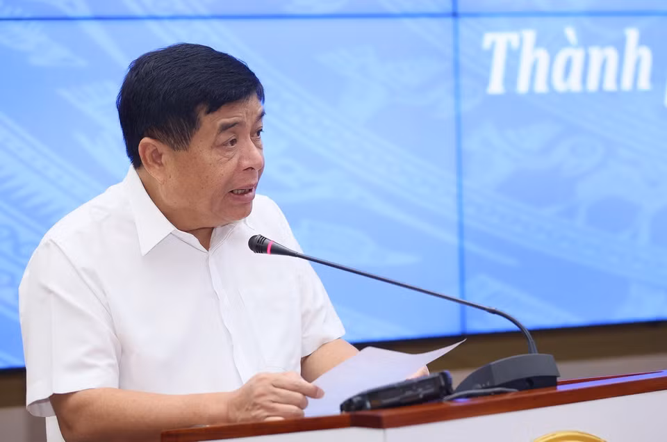 Bộ trưởng Bộ Kế hoạch và Đầu tư Nguyễn Chí Dũng báo cáo tình hình triển khai Nghị quyết số 98/2023/QH15. (Ảnh: Dương Giang/TTXVN)