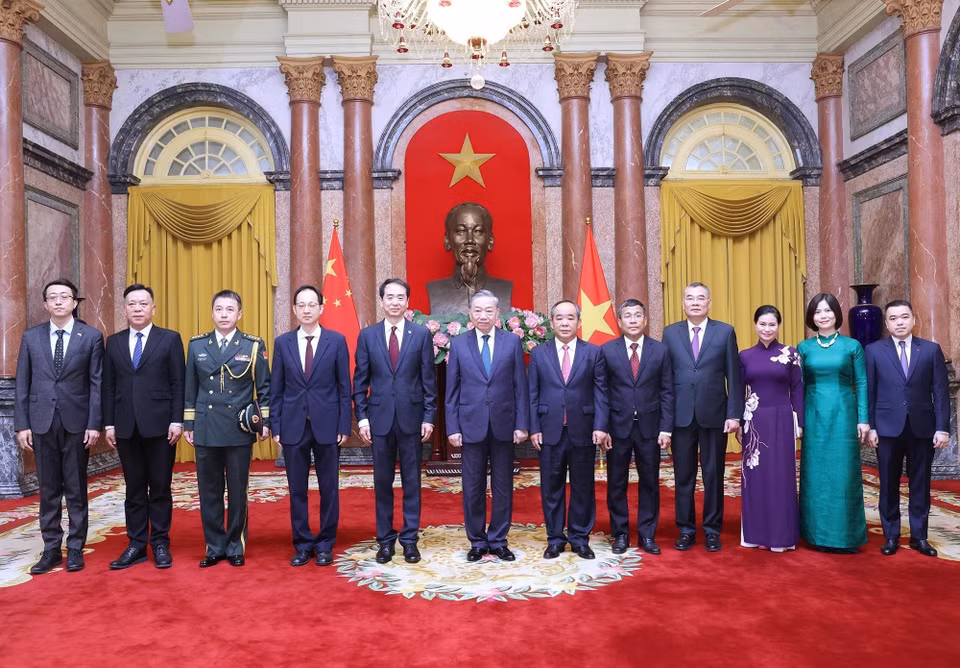 Tổng Bí thư, Chủ tịch nước Tô Lâm và Đại sứ Trung Quốc tại Việt Nam Hà Vĩ chụp ảnh chung với các đại biểu. (Ảnh: Lâm Khánh/TTXVN)