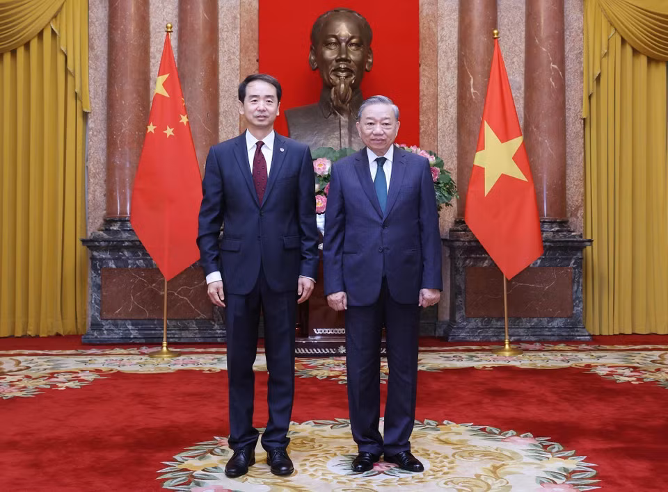 Tổng Bí thư, Chủ tịch nước Tô Lâm và Đại sứ Trung Quốc tại Việt Nam Hà Vĩ chụp ảnh chung. (Ảnh: Lâm Khánh/TTXVN)