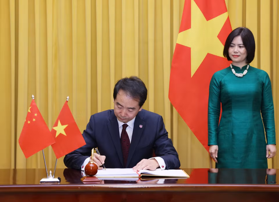 Đại sứ Trung Quốc tại Việt Nam Hà Vĩ ghi lưu bút. (Ảnh: Lâm Khánh/TTXVN)