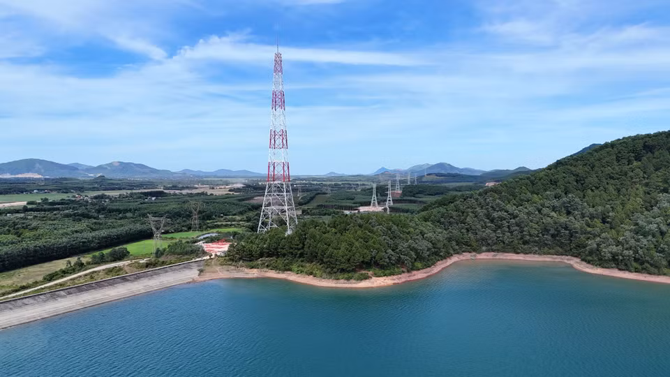 Cột 135 có vai trò là trụ đỡ dây khi vượt hồ Thượng Tuy (huyện Cẩm Xuyên). (Ảnh: Hữu Quyết/TTXVN)