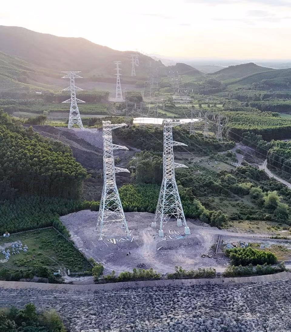 Hệ thống cột điện thuộc đường dây 500kV mạch 3 đoạn qua huyện Cẩm Xuyên (tỉnh Hà Tĩnh). (Ảnh: Hữu Quyết/TTXVN)