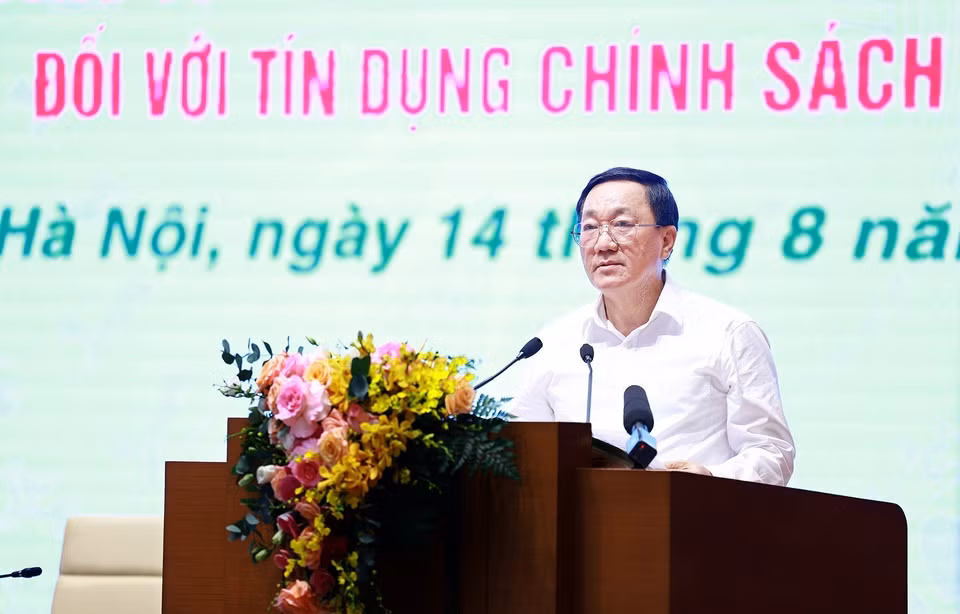 Tổng Giám đốc Ngân hàng Chính sách xã hội Dương Quyết Thắng báo cáo tổng kết kết quả 10 năm thực hiện Chỉ thị 40 về tín dụng chính sách xã hội. (Ảnh: Dương Giang/TTXVN)