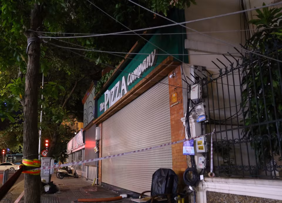 Bên ngoài quán The Pizza company - Đoàn Trần Nghiệp bị phong tỏa. (Ảnh: Hoàng Hiếu/TTXVN)