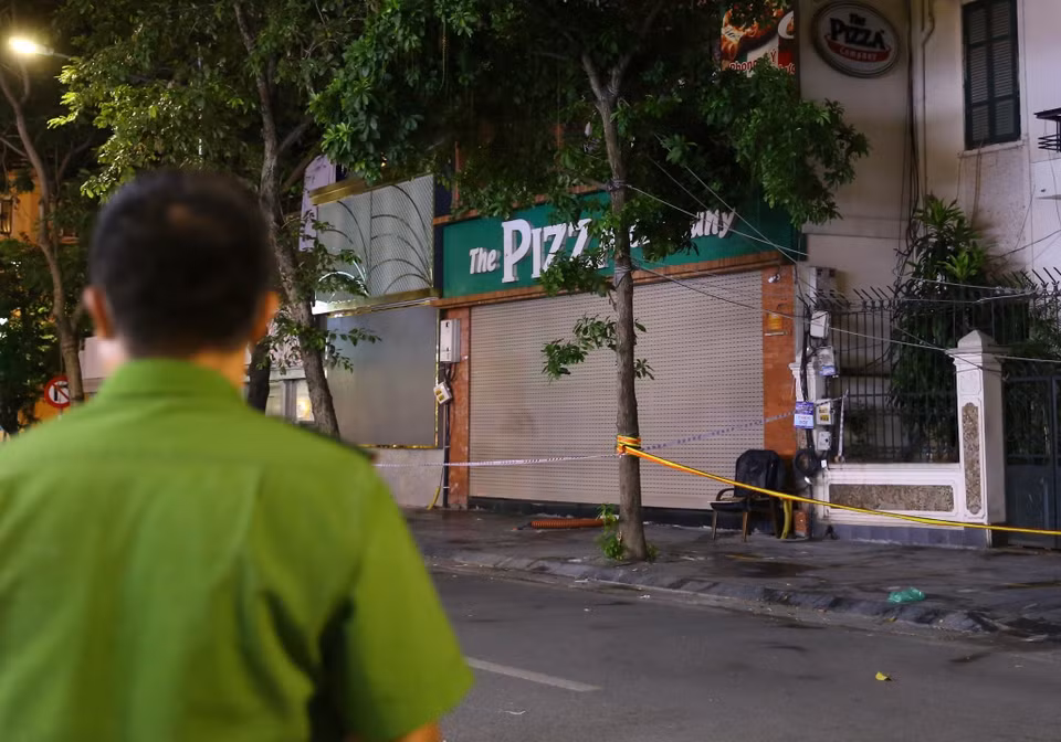 Quán The Pizza company - Đoàn Trần Nghiệp bị phong tỏa. (Ảnh: Hoàng Hiếu/TTXVN)