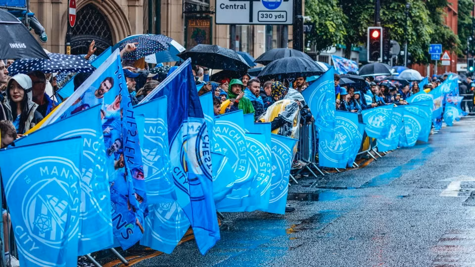 Rất đông người hâm chờ đợi chiếc xe buýt chở nhà vô địch nước Anh. (Nguồn: Man City)