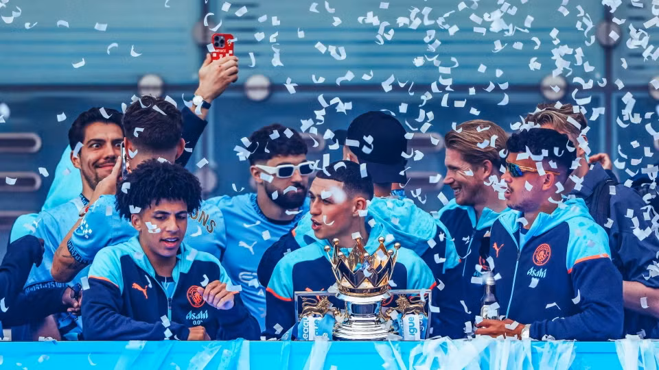 Các cầu thủ Man City phấn khích với chiếc cúp vô địch Ngoại hạng Anh thứ tư liên tiếp. (Nguồn: Man City)