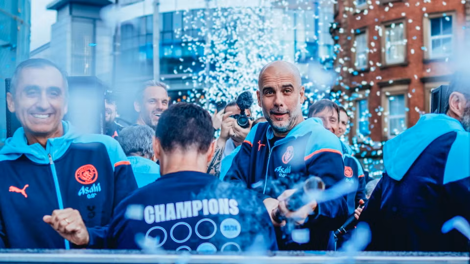 HLV Pep Guardiola ăn mừng trước người hâm mộ. (Nguồn: Man City)