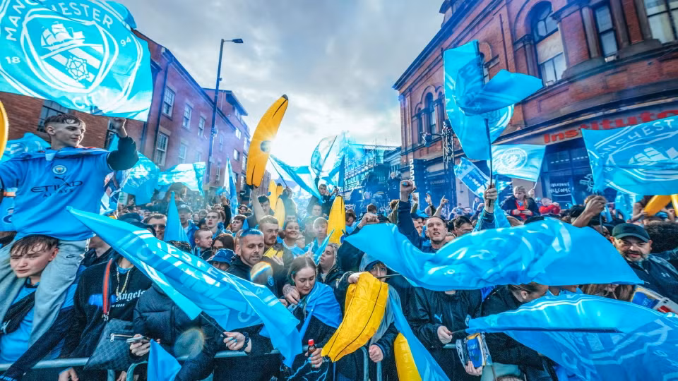 'Biển người" đã nhuộm xanh thành phố Manchester trong ngày Man City rước cúp. (Nguồn: Man City)