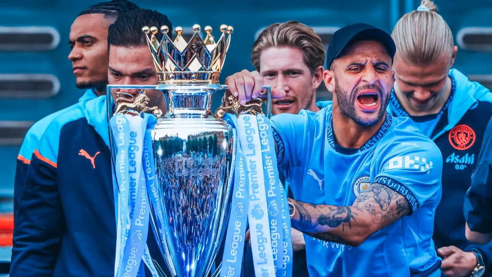 Kyle Walker và các thành viên Man City trên chiếc xe buýt cùng chiếc cúp vô địch. (Nguồn: Man City)