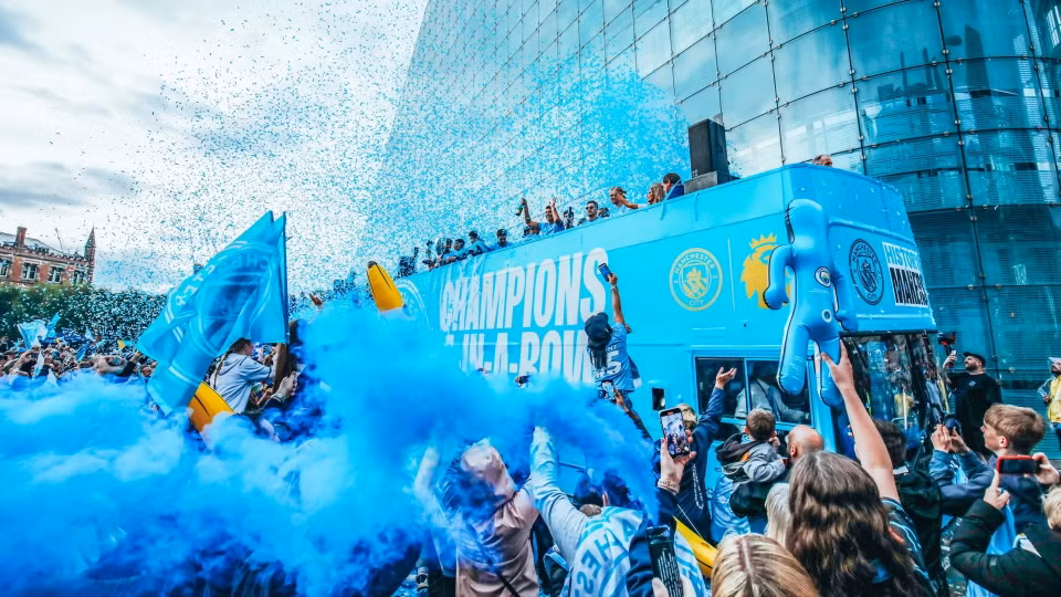 Các CĐV đã sử dụng pháo khói và cờ Man City để 'nhuộm' xanh con đường dẫn tới khách sạn Hilton. (Nguồn: Man City)