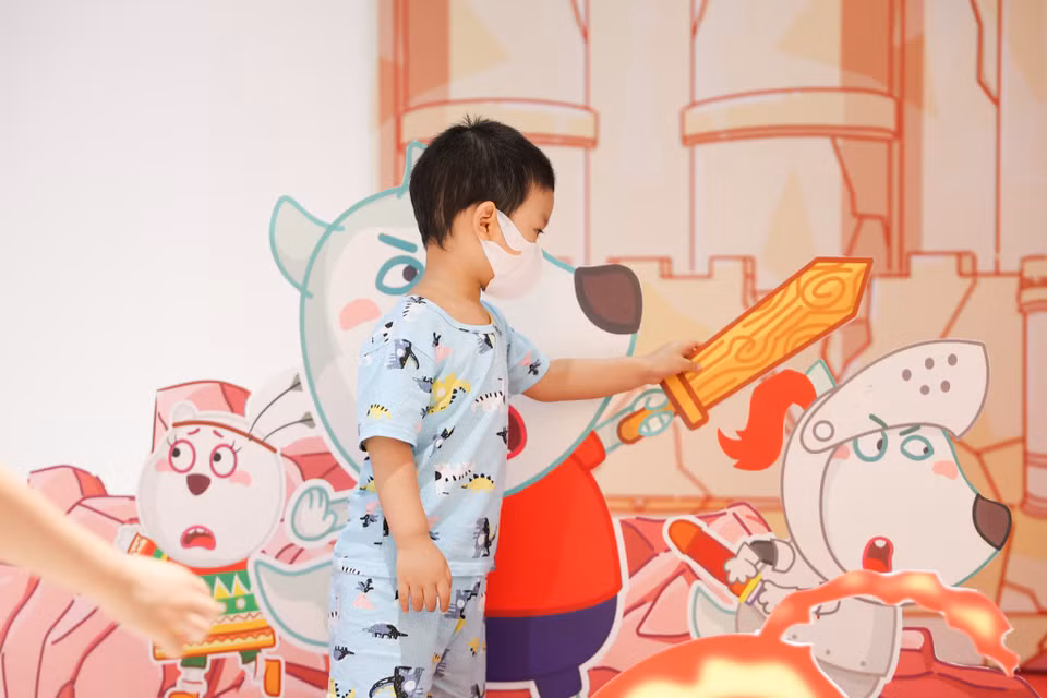 Khách hàng "nhí" đang trải nghiệm tại khu vui chơi. (Ảnh: Minh Hiếu/Vietnam+)