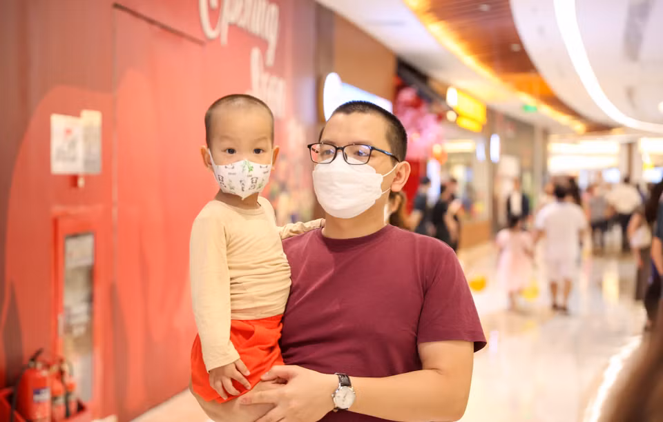 Nhiều phụ huynh dẫn con nhỏ đi trải nghiệm khu giải trí, mua sắm độc đáo tại đây. (Ảnh: Minh Hiếu/Vietnam+)
