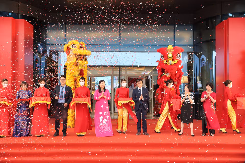 Lãnh đạo hệ thống Vincom Retail cũng các đại diện doanh nghiệp, tổ chức cắt băng khánh thành Vincom Mega Mall Smart City. Đây là trung tâm thương mại thứ 81 trong hệ thống Vincom. (Ảnh: Minh Hiếu/Vietnam+)