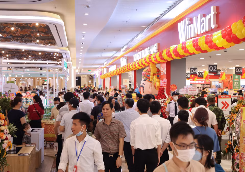 Sáng nay (28/4), hàng nghìn người dân Hà Nội đã đổ dồn về Trung tâm thương mại Vincom Mega Mall Smart City (Đại Mỗ, quận Nam Từ Liêm, Hà Nội) để tham quan, mua sắm trong ngày khai trương hệ thống này. (Ảnh: Minh Hiếu/Vietnam+)