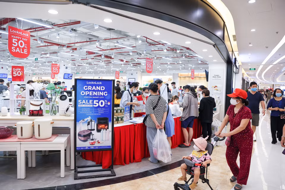 Các gian hàng đồ điện lạnh-gia dụng tung hàng loạt chương trình khuyến mãi thu hút người dân trong ngày khai trương. (Ảnh: Minh Hiếu/Vietnam+)