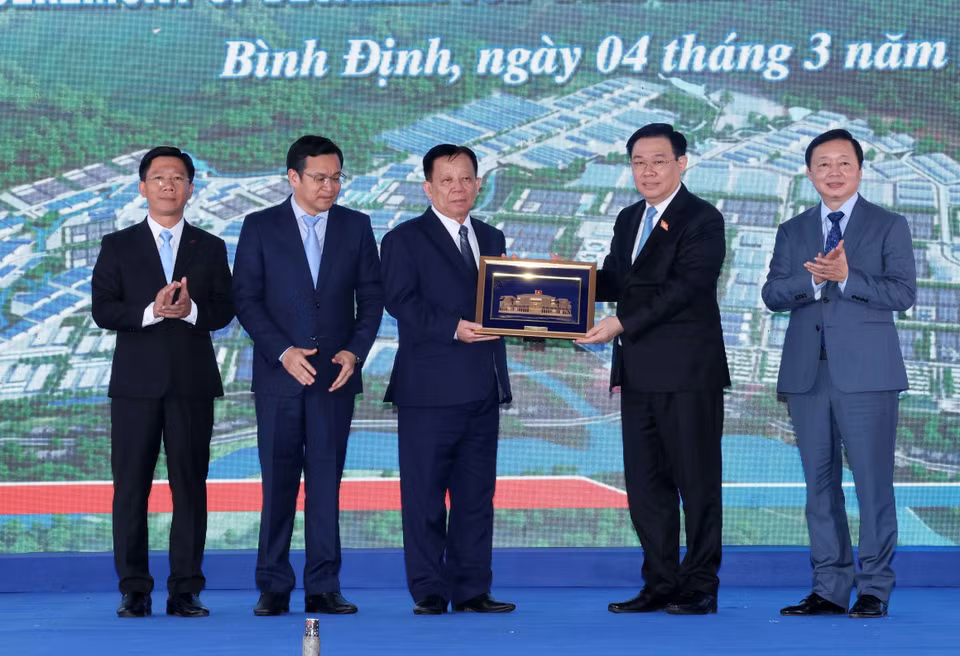 Chủ tịch Quốc hội Vương Đình Huệ và Phó Thủ tướng Trần Hồng Hà tặng quà chúc mừng các nhà đầu tư. (Ảnh: Nhan Sáng/TTXVN)