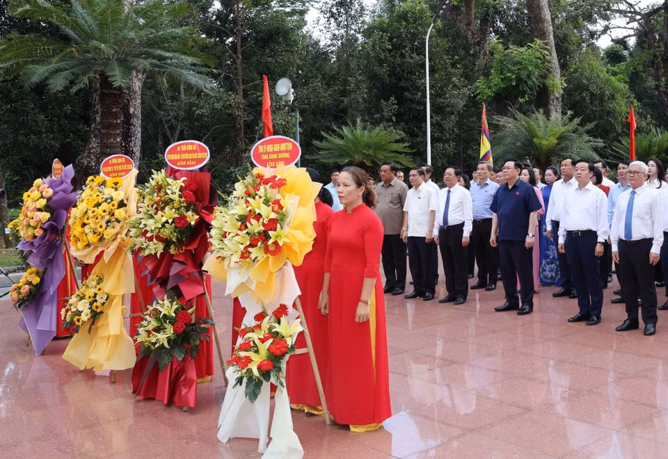 Cũng trong chuyến thăm và làm việc tại tỉnh Bình Định (3-4/3/2024), Chủ tịch Quốc hội Vương Đình Huệ dâng hương tại Khu Di tích Lịch sử Quốc gia Đặc biệt Đền thờ Tây Sơn Tam Kiệt ở thị trấn Phú Phong, huyện Tây Sơn; đến thăm, tặng quà hai gia đình chính sách tại thành phố Quy Nhơn. (Ảnh: Nhan Sáng/TTXVN)